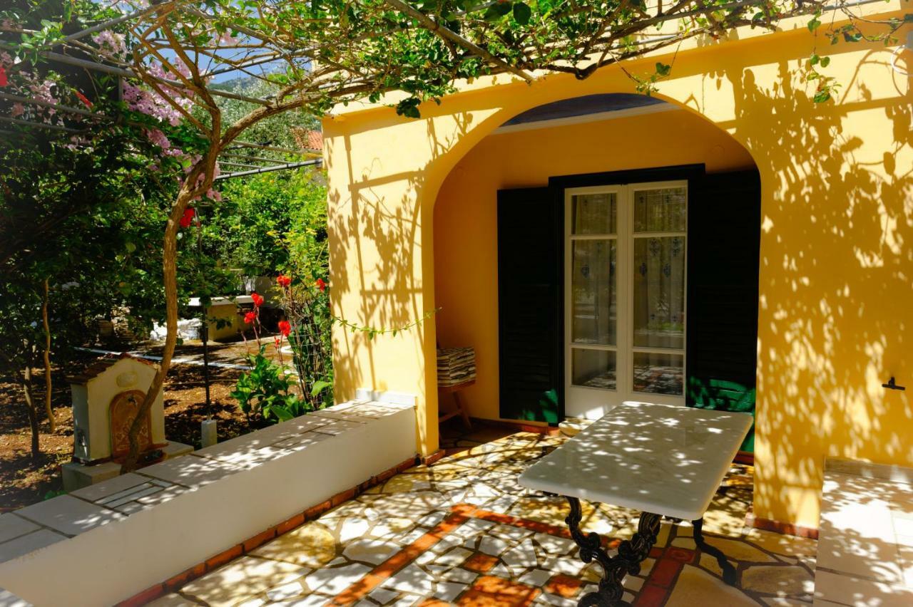 House With Garden Near The Sea Agia Efimia Exterior foto