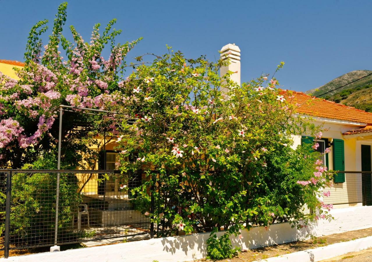 House With Garden Near The Sea Agia Efimia Exterior foto